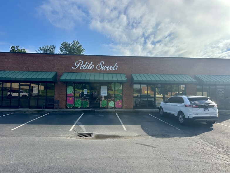 2726 E Oakland Ave, Johnson City, TN for lease - Building Photo - Image 1 of 2