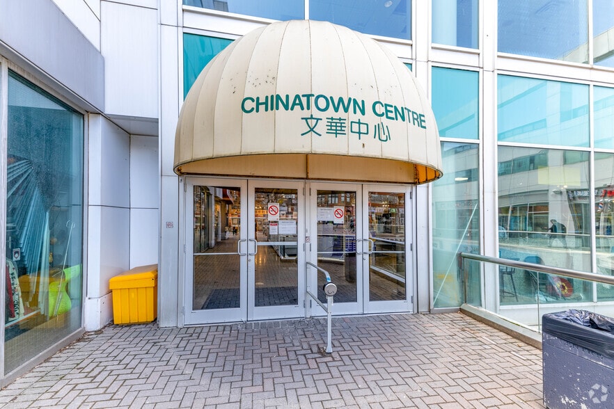 222 Spadina Ave, Toronto, ON for sale - Building Photo - Image 2 of 6