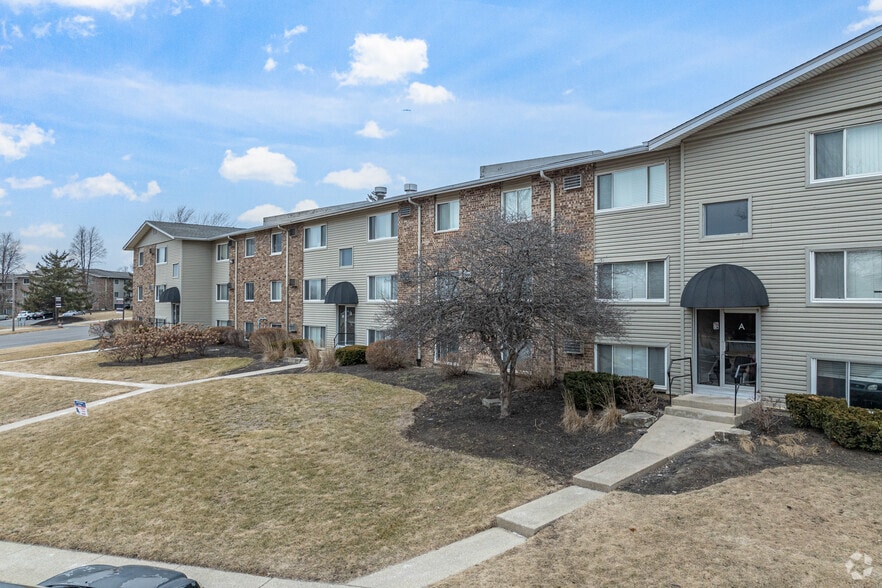 1615 Arbor Ln, Crest Hill, IL for sale - Building Photo - Image 3 of 5