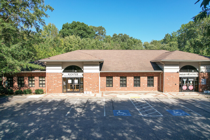 5500 W Friendly Ave, Greensboro, NC for lease - Building Photo - Image 1 of 6