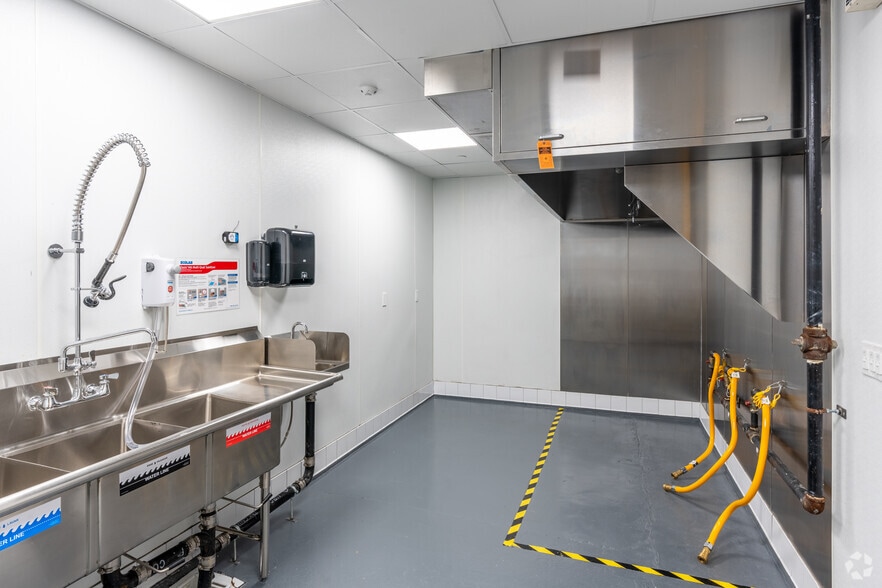 356 Devoe St, Brooklyn, NY for lease - Interior Photo - Image 2 of 14