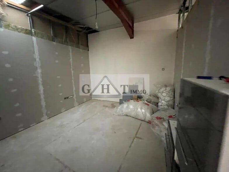 Industrial in Corbeil-Essonnes for sale - Interior Photo - Image 3 of 8