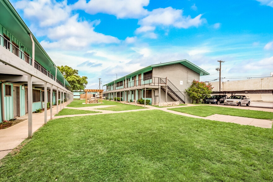 3299 S Polk St, Dallas, TX for sale - Building Photo - Image 2 of 11