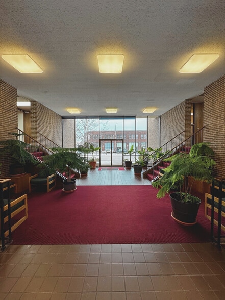 2469 W University Ave, Saint Paul, MN for sale - Interior Photo - Image 2 of 18