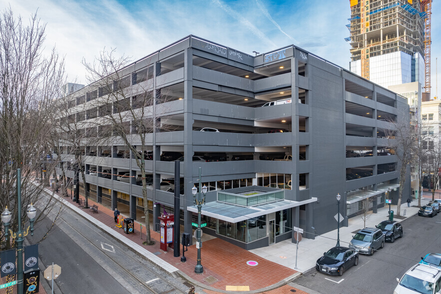 900-922 SW Morrison St, Portland, OR for lease - Building Photo - Image 2 of 6