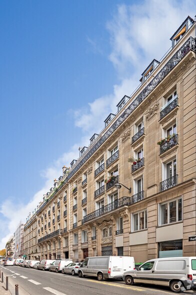 in Paris for sale - Primary Photo - Image 1 of 1