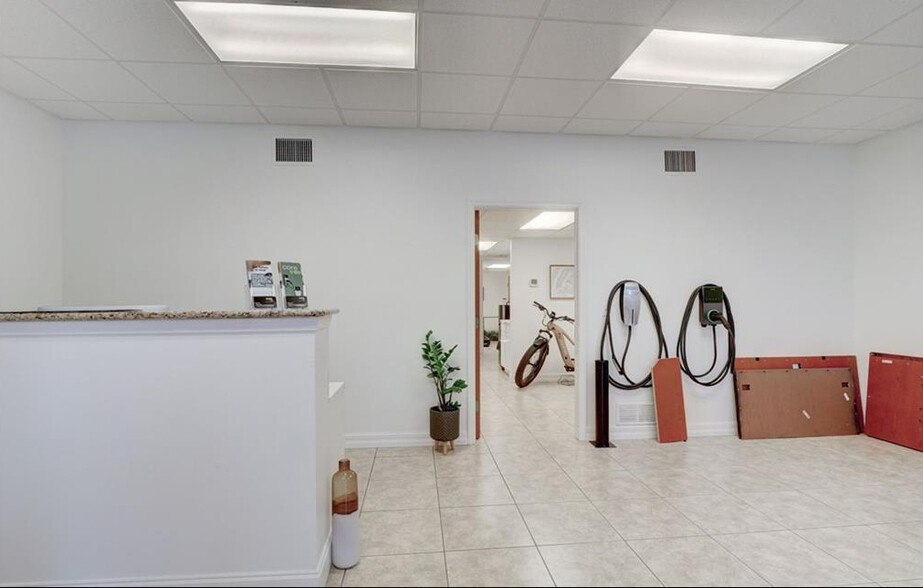 4707 Enterprise Ave, Naples, FL for lease - Interior Photo - Image 3 of 12