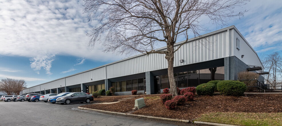 111 Creek Ridge Rd, Greensboro, NC for lease - Building Photo - Image 2 of 8