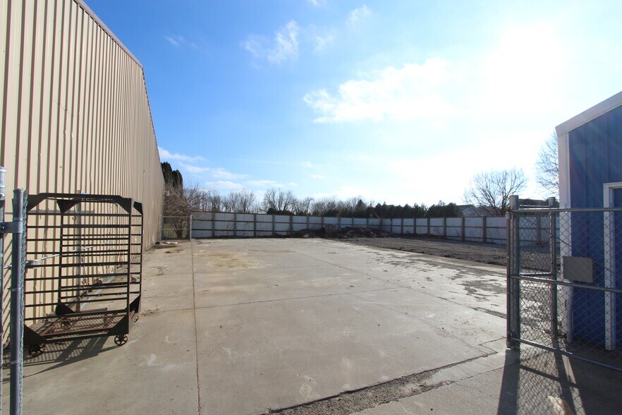 1300 Stoney Point Rd, Cedar Rapids, IA 52404