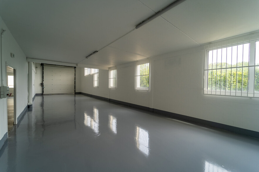 Flex in Évry for lease - Interior Photo - Image 2 of 2