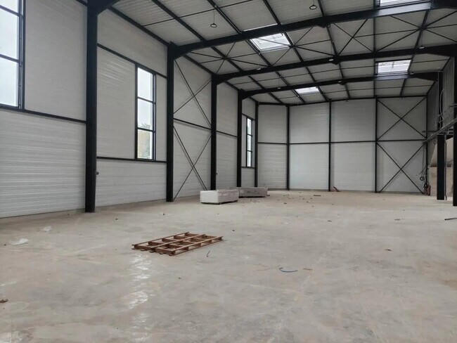 Location Local d'activités 371 m²