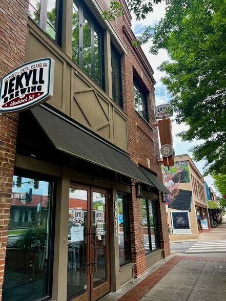 8632 Main St, Woodstock, GA for lease - Building Photo - Image 2 of 15