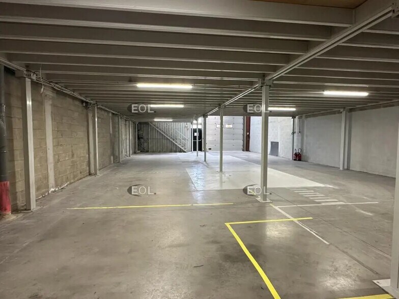 Flex in Marseille for lease - Building Photo - Image 3 of 5