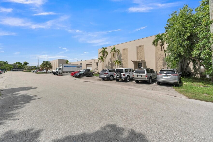 821-841 NW 57th Pl, Fort Lauderdale, FL for sale - Building Photo - Image 2 of 26