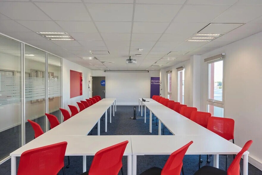Office in Le Haillan for lease - Interior Photo - Image 3 of 6