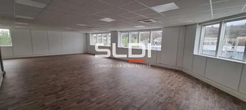 Office in Saint-Genis-Laval for lease - Interior Photo - Image 2 of 4