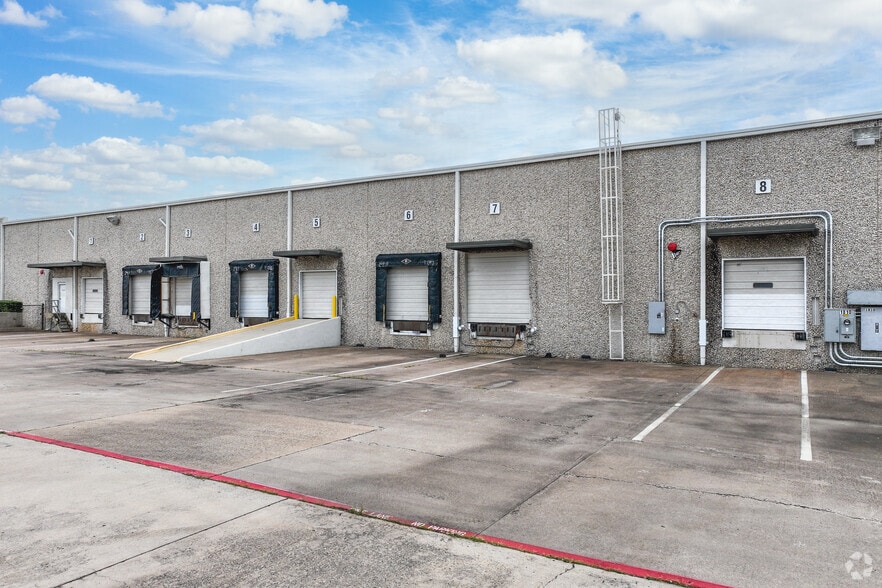 1810 Kelly Blvd, Carrollton, TX for lease - Building Photo - Image 3 of 21