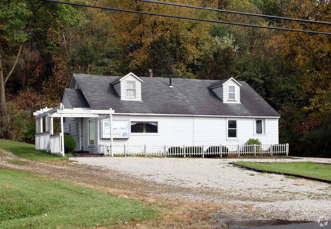 1983 Akron Peninsula Rd, Akron, OH 44313