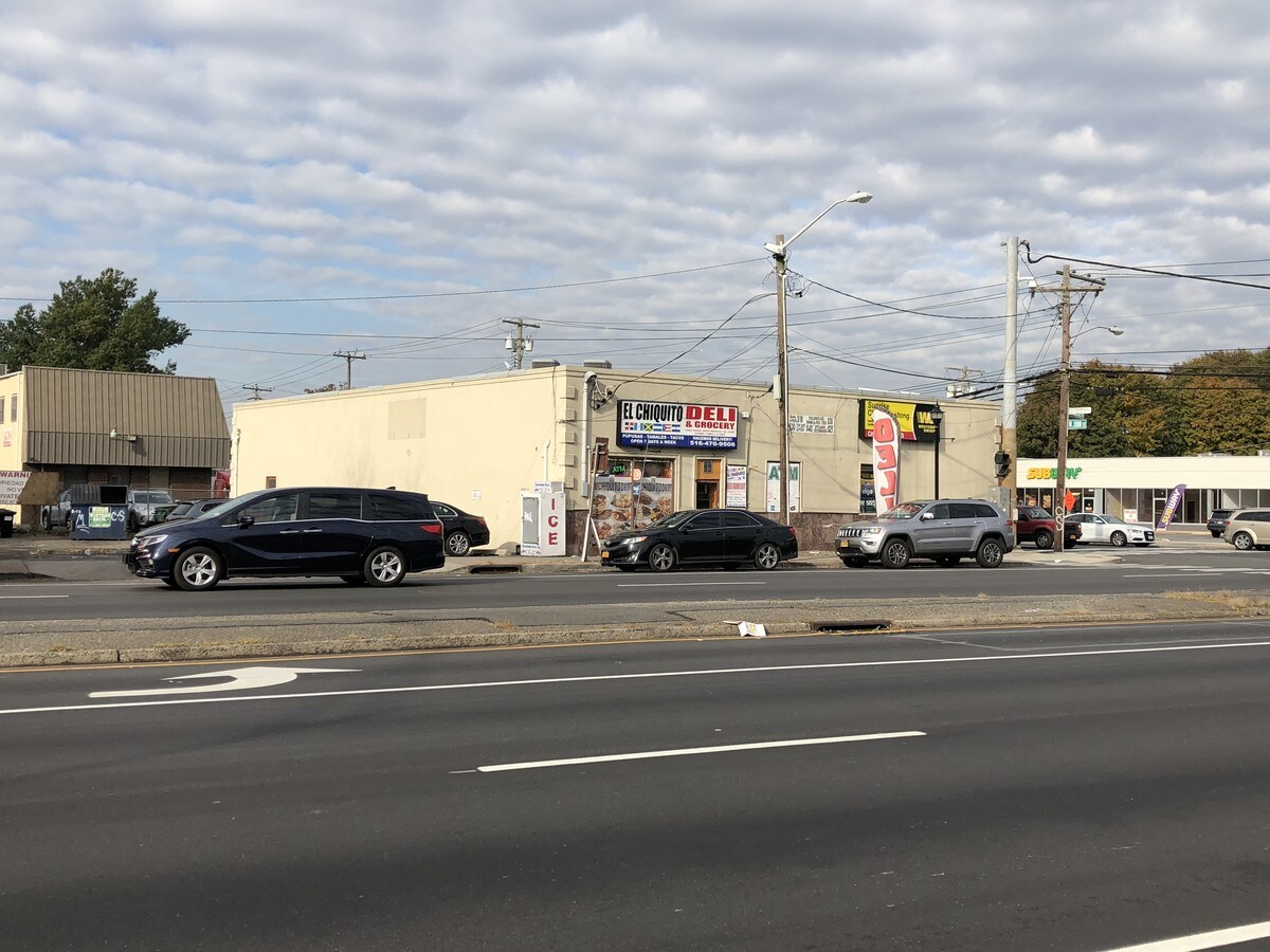 3743 W John St, Hicksville, NY 11801