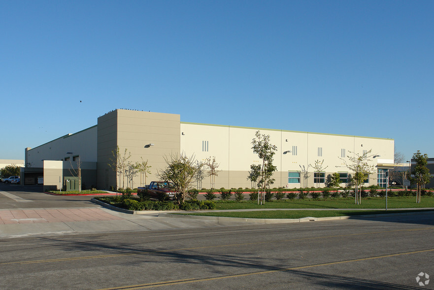 320 Hearst Dr, Oxnard, CA for lease - Building Photo - Image 3 of 4