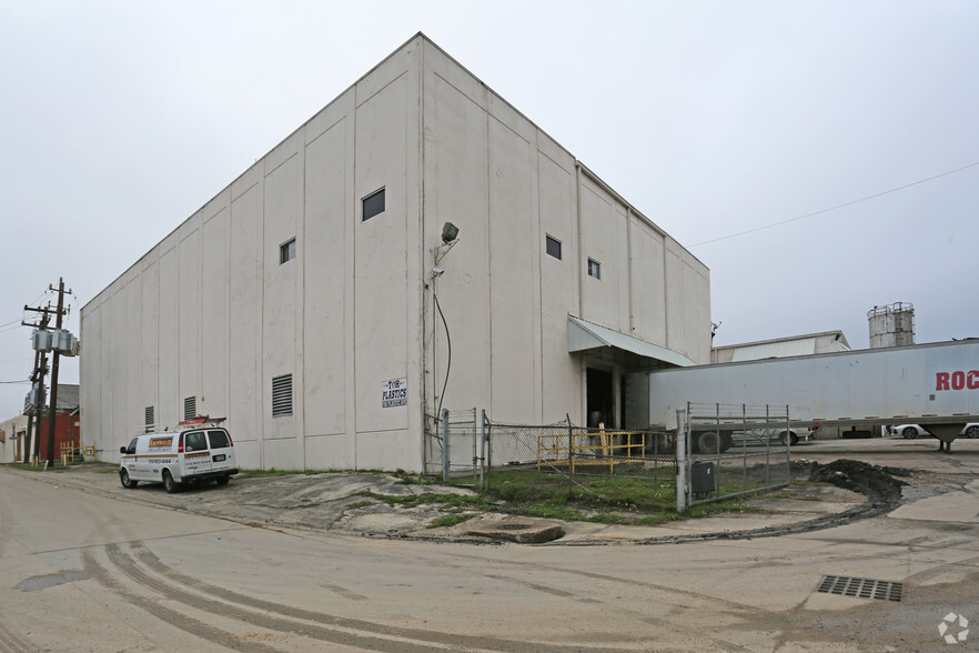 700 Plastics, Houston, TX for sale - Primary Photo - Image 2 of 9