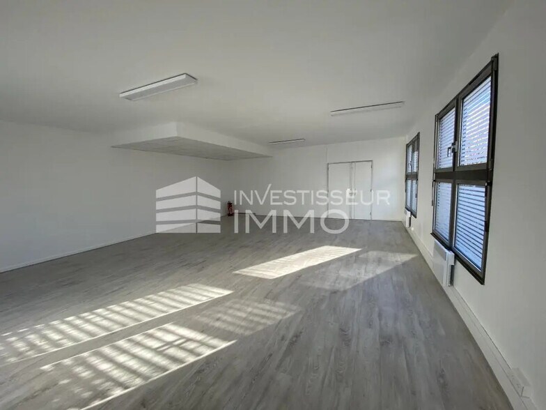 Office in Torcy for lease - Interior Photo - Image 2 of 6