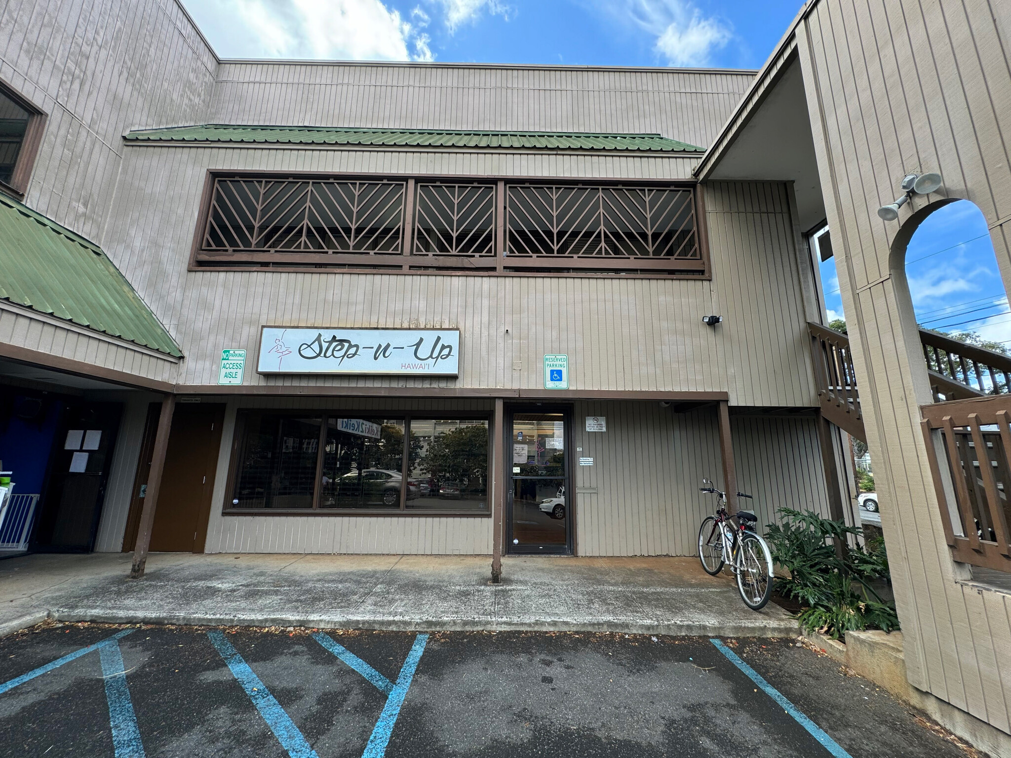 2758 S King St, Honolulu, HI for lease Building Photo- Image 1 of 2