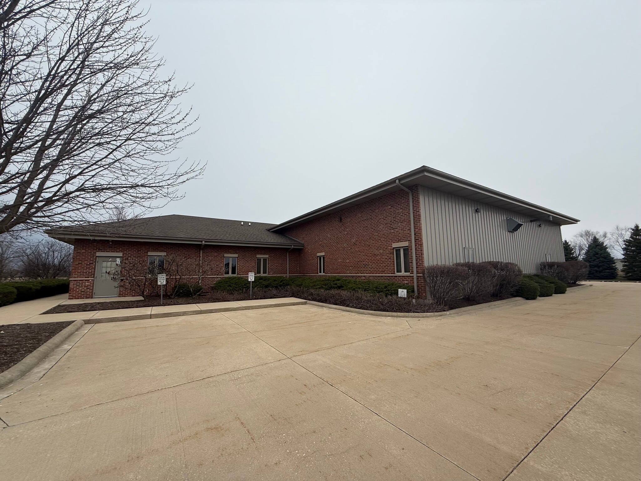 90 Templeton Dr, Oswego, IL for lease Building Photo- Image 1 of 14