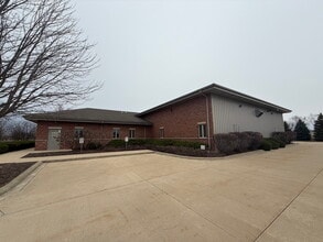 90 Templeton Dr, Oswego, IL for lease Building Photo- Image 1 of 14