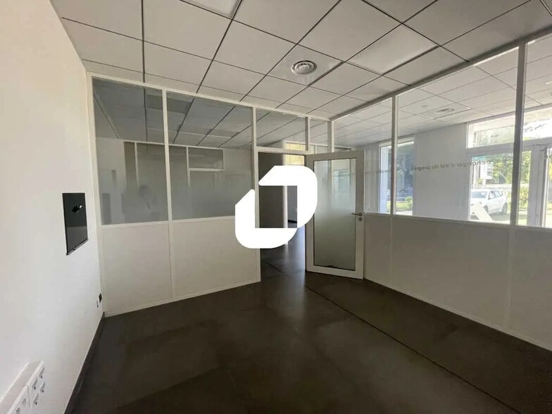 Office in Eysines for lease - Interior Photo - Image 2 of 8