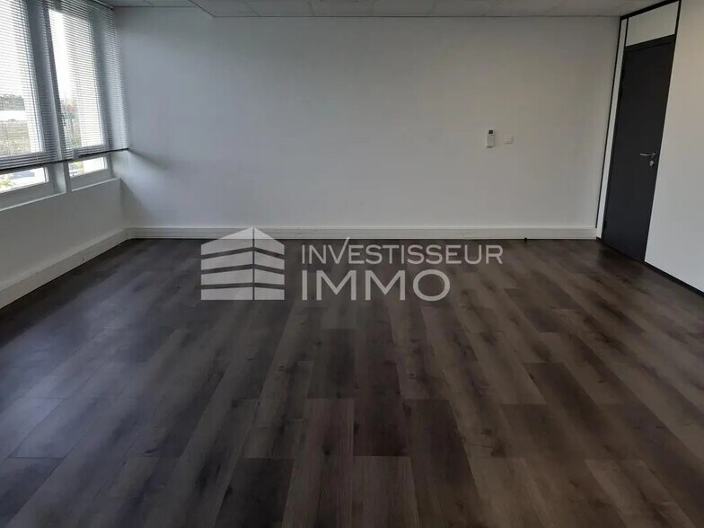 Office in Ris-Orangis for lease - Interior Photo - Image 3 of 5