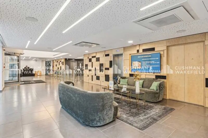 Office in Sèvres for lease - Lobby - Image 2 of 21