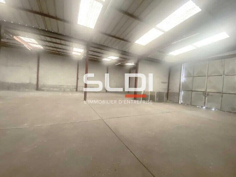 Office in Saint-Laurent-de-Mure for lease - Interior Photo - Image 3 of 6