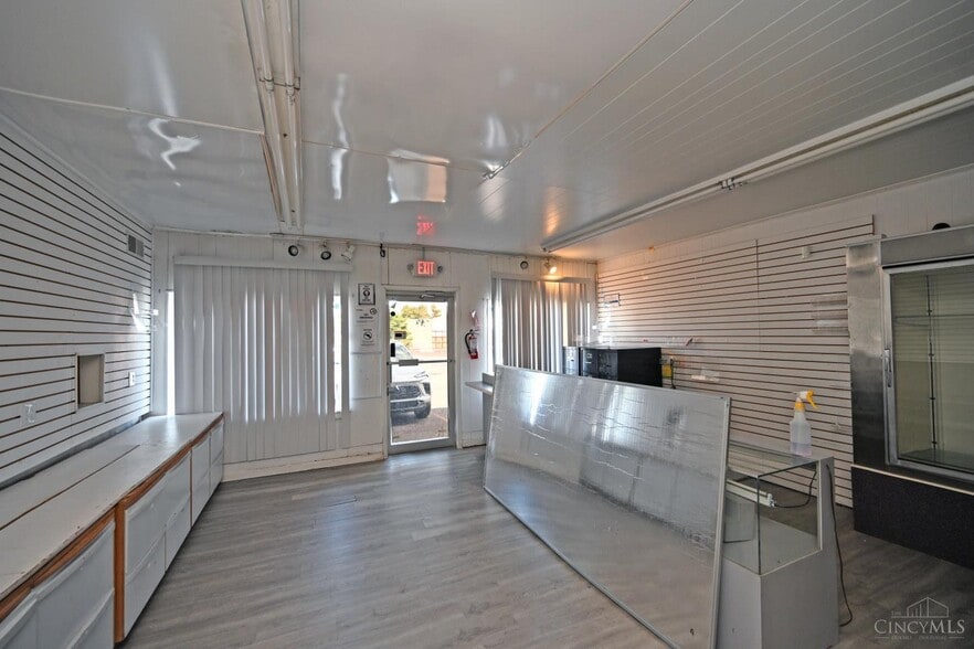 6999-7001 Colerain Ave, Cincinnati, OH for lease - Interior Photo - Image 3 of 4