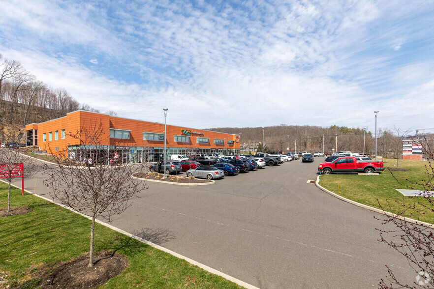 100-110 Commerce Dr, Shelton, CT for lease - Building Photo - Image 3 of 3