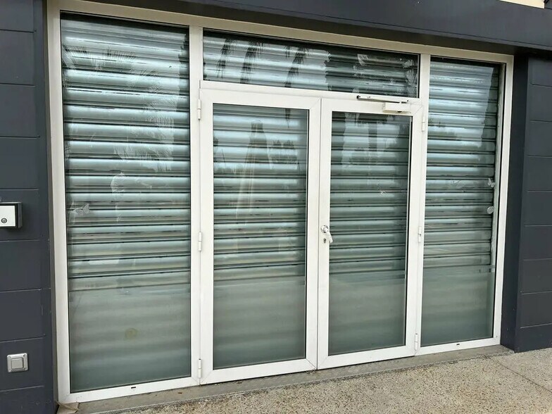 Retail in Éguilles for lease - Building Photo - Image 3 of 3