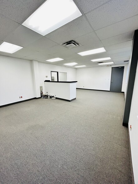 591 Brant St, Burlington, ON for lease - Building Photo - Image 3 of 7