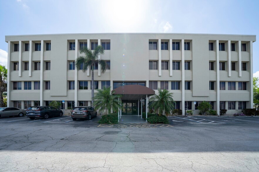 3949 Evans Ave, Fort Myers, FL for lease - Building Photo - Image 3 of 42