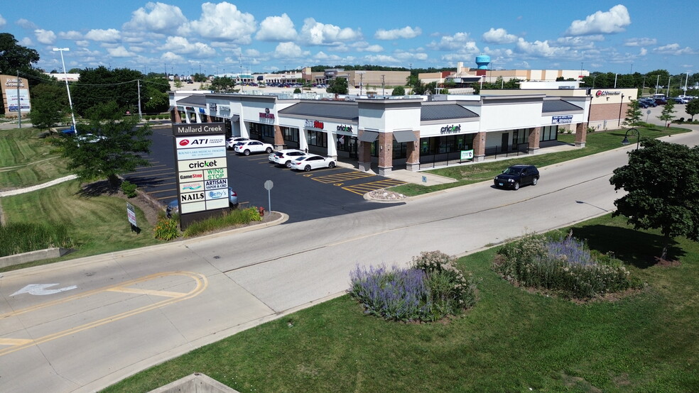 700-770 E Rollins Rd, Round Lake Beach, IL for lease - Building Photo - Image 2 of 9