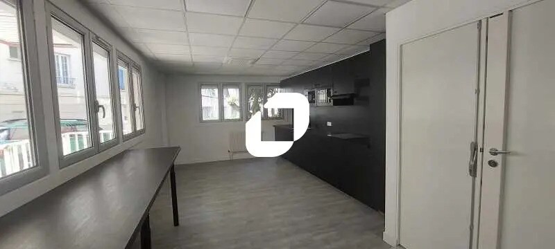 Rue Marcadet, Paris for lease Interior Photo- Image 1 of 10