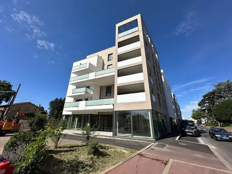 Retail in Décines-Charpieu for lease Building Photo- Image 1 of 11