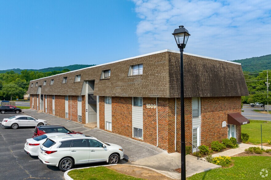 1809 Shadow Ln, Dalton, GA for sale - Primary Photo - Image 1 of 1