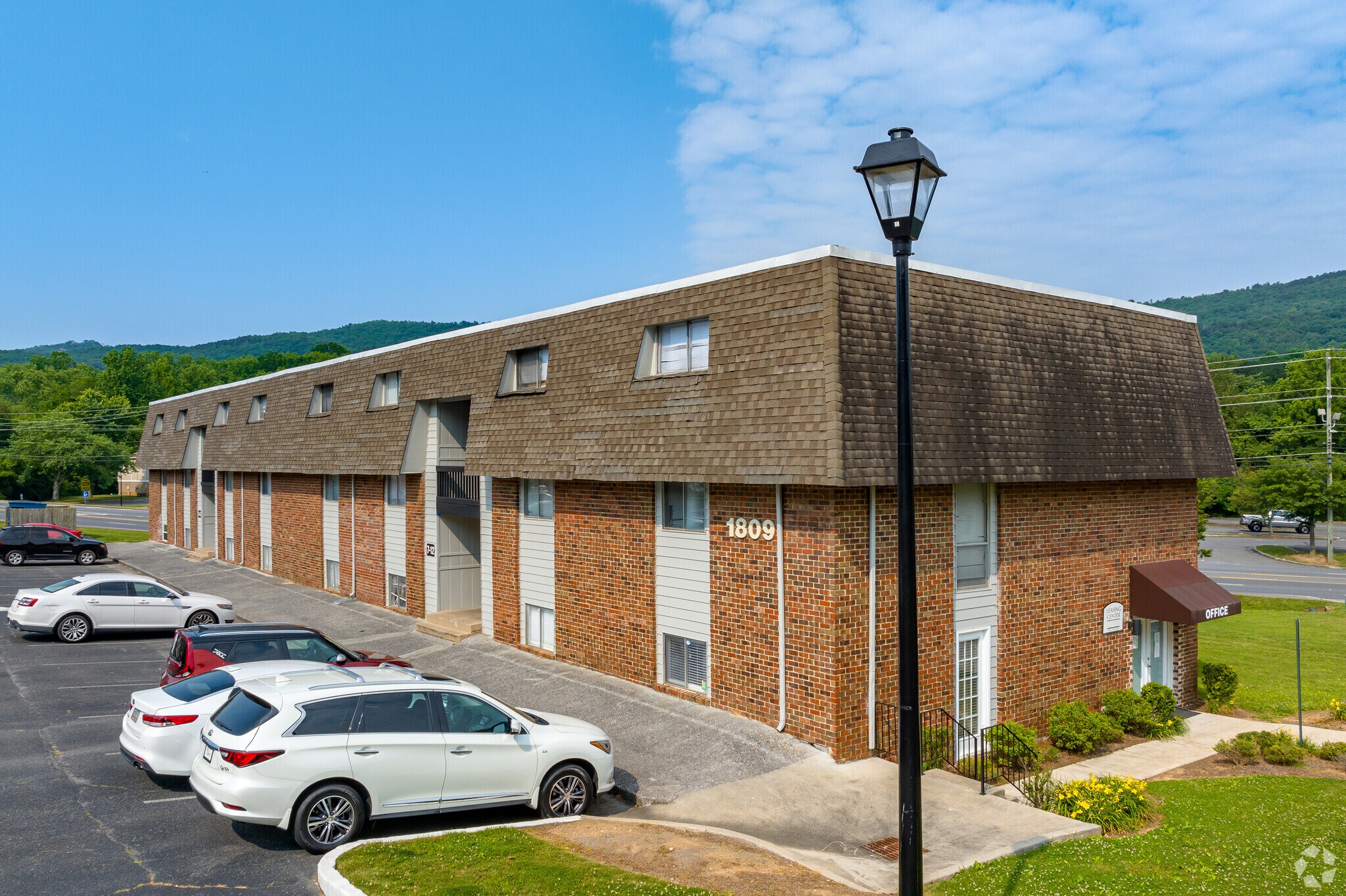 1809 Shadow Ln, Dalton, GA for sale Primary Photo- Image 1 of 1