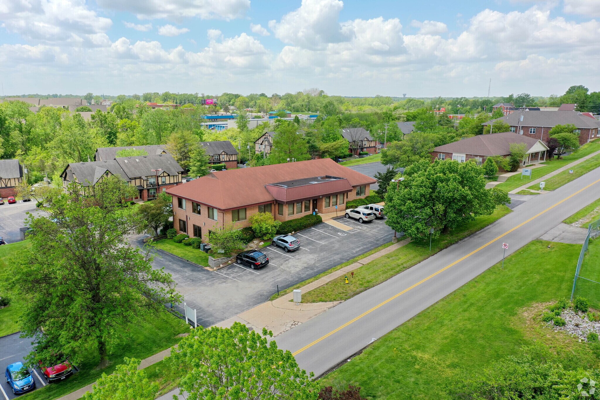 1811 Sherman Dr, Saint Charles, MO for lease Building Photo- Image 1 of 1