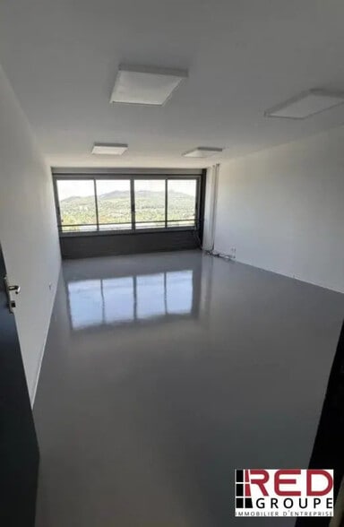 Industrial in Marseille for lease - Interior Photo - Image 3 of 4