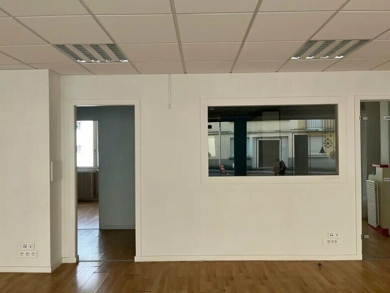 Retail in Vannes for lease - Interior Photo - Image 2 of 3