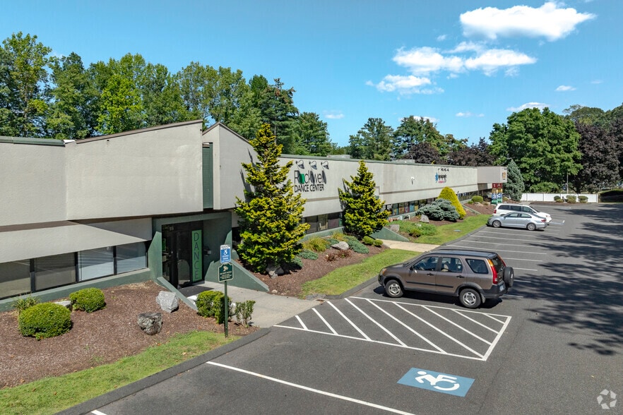 2285 Reservoir Ave, Trumbull, CT for sale - Primary Photo - Image 1 of 1