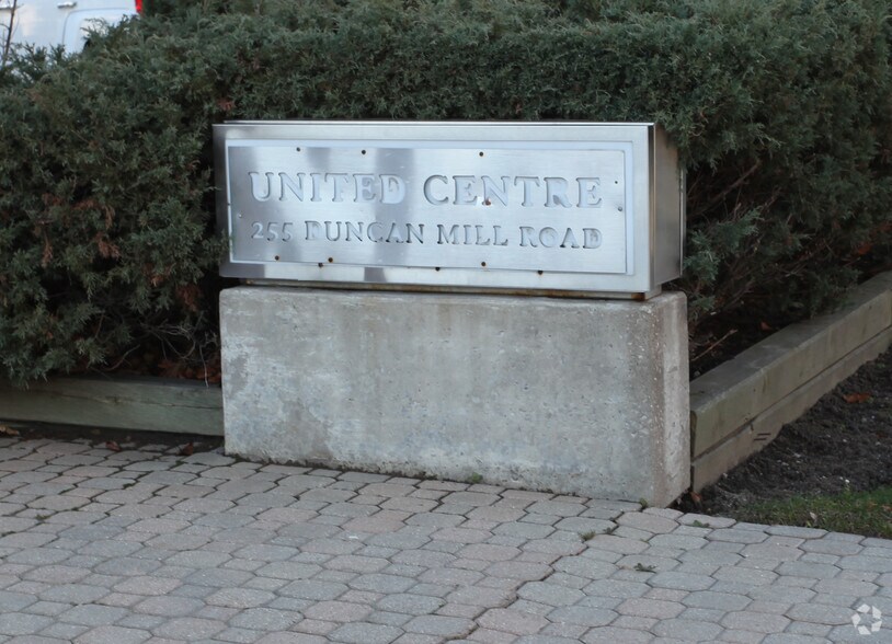 255 Duncan Mill Rd, Toronto, ON for lease - Building Photo - Image 3 of 9