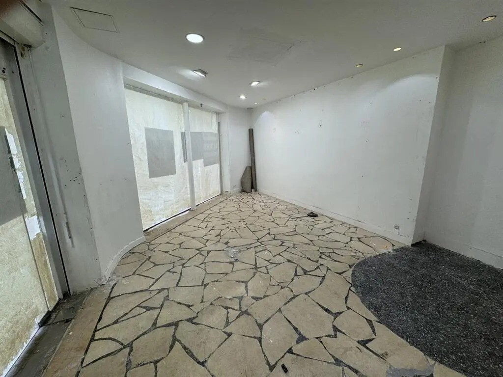 Retail in Paris for lease Building Photo- Image 1 of 8