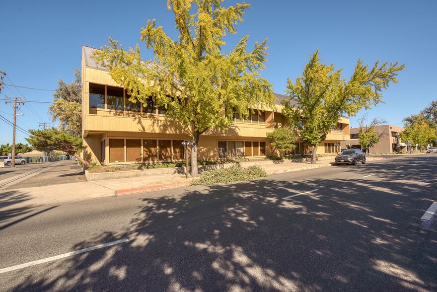 1207 13th St, Modesto, CA for lease - Building Photo - Image 2 of 17